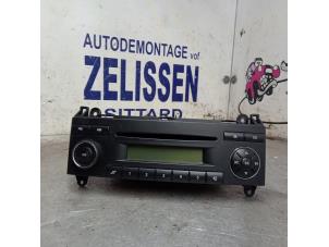 Używane Radioodtwarzacz CD Volkswagen Crafter 2.5 TDI 30/32/35/46/50 Cena € 94,50 Procedura marży oferowane przez Zelissen V.O.F. autodemontage