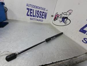 Usagé Amortisseur à gaz arrière gauche Suzuki Swift (ZA/ZC/ZD1/2/3/9) Prix € 10,50 Règlement à la marge proposé par Zelissen V.O.F. autodemontage