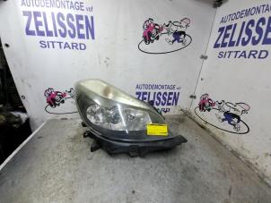 Used Headlight, right Renault Clio III (BR/CR) 1.4 16V Price € 134,40 Margin scheme offered by Zelissen V.O.F. autodemontage