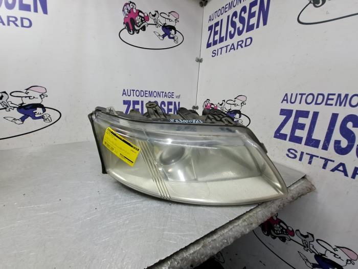 Używane Reflektor prawy Saab 9-3 II Sport Sedan (YS3F) 1.8i 16V Cena € 89,25 Procedura marży oferowane przez Zelissen V.O.F. autodemontage