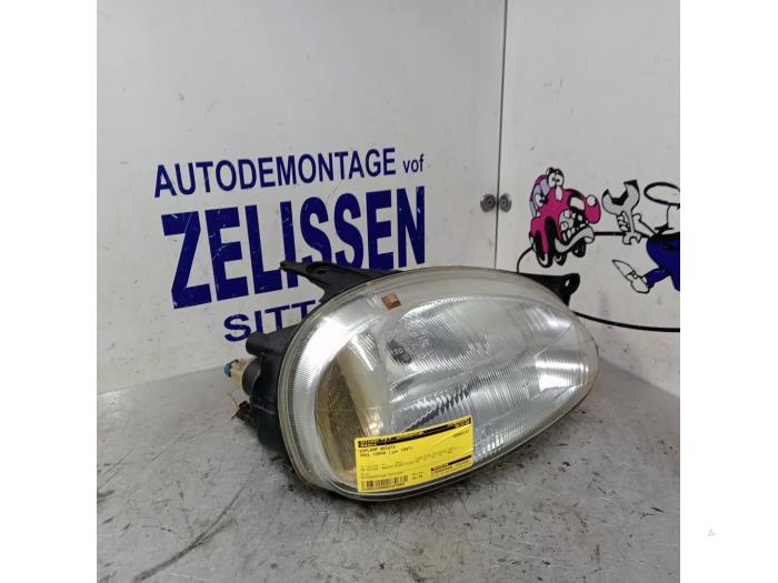 Używane Reflektor prawy Opel Corsa B (73/78/79) 1.0i 12V Cena € 21,00 Procedura marży oferowane przez Zelissen V.O.F. autodemontage