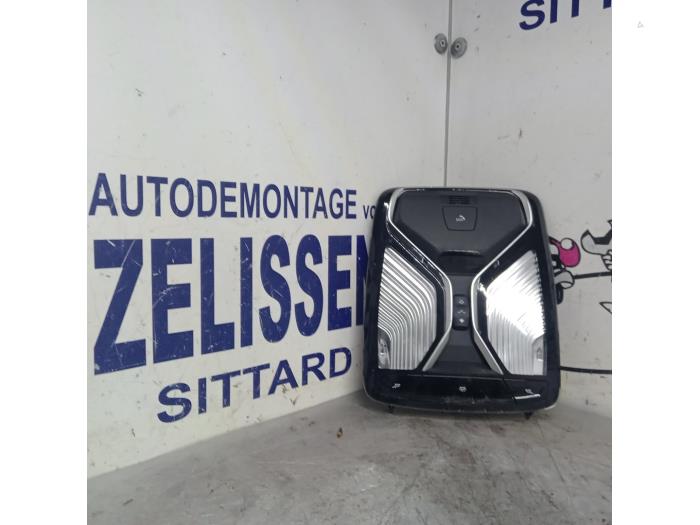Eclairage intérieur avant d'un BMW 7 serie (G11/12) 750i,Li XDrive V8 32V 2015