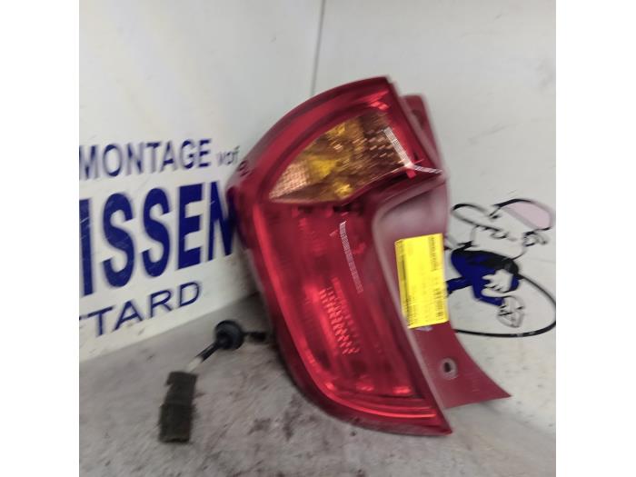 Luz trasera izquierda de un Kia Picanto (TA) 1.0 12V 2015