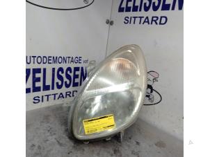 Używane Reflektor lewy Daihatsu Sirion/Storia (M1) 1.0 12V Cena € 36,75 Procedura marży oferowane przez Zelissen V.O.F. autodemontage