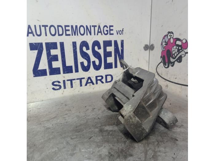 Engine mount from a Opel Vectra C Caravan 2.2 DIG 16V 2004