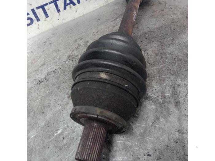 Front drive shaft, left from a Volkswagen Polo IV (9N1/2/3) 1.4 TDI 70 2006