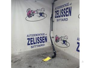 Usagé Bras essuie-glace avant Volkswagen Polo IV (9N1/2/3) 1.4 TDI 70 Prix € 15,75 Règlement à la marge proposé par Zelissen V.O.F. autodemontage