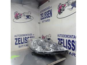 Used Headlight, right Peugeot 307 SW (3H) 1.6 16V Price € 42,00 Margin scheme offered by Zelissen V.O.F. autodemontage