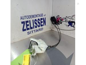 Używane Mechanizm blokady drzwi lewych przednich wersja 4-drzwiowa Opel Agila (B) 1.2 16V Cena € 31,50 Procedura marży oferowane przez Zelissen V.O.F. autodemontage