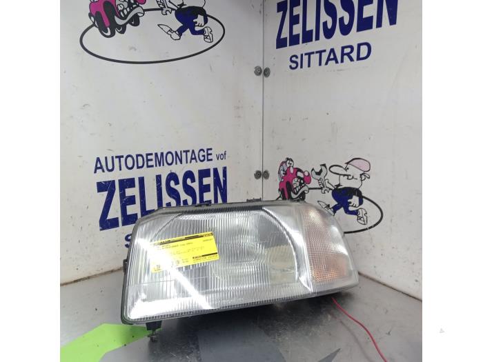 Używane Reflektor prawy Landrover Freelander Hard Top 2.5 V-6 Cena € 42,00 Procedura marży oferowane przez Zelissen V.O.F. autodemontage