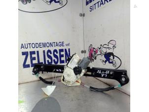 Usagé Lève vitre électrique arrière gauche BMW X3 (E83) 2.5 24V Prix € 52,50 Règlement à la marge proposé par Zelissen V.O.F. autodemontage