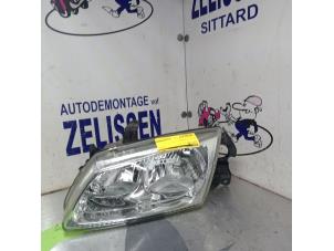 Używane Reflektor lewy Nissan Almera (N16) 1.5 16V Cena € 31,50 Procedura marży oferowane przez Zelissen V.O.F. autodemontage