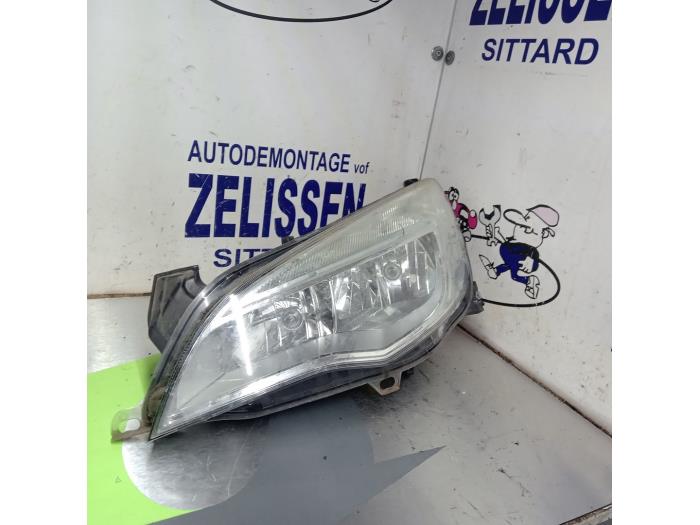 Używane Reflektor lewy Opel Astra J (PC6/PD6/PE6/PF6) 1.6 16V Cena € 204,75 Procedura marży oferowane przez Zelissen V.O.F. autodemontage