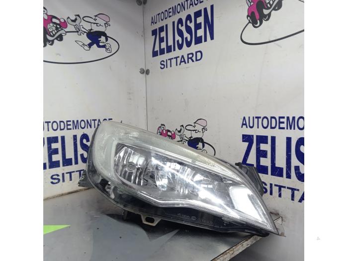 Używane Reflektor prawy Opel Astra J (PC6/PD6/PE6/PF6) 1.6 16V Cena € 194,25 Procedura marży oferowane przez Zelissen V.O.F. autodemontage