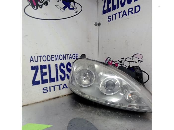 Headlight, right from a Opel Corsa C (F08/68) 1.0 12V 2002