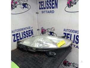 Używane Reflektor lewy Mazda 5 (CR19) 2.0 CiDT 16V Normal Power Cena € 99,75 Procedura marży oferowane przez Zelissen V.O.F. autodemontage