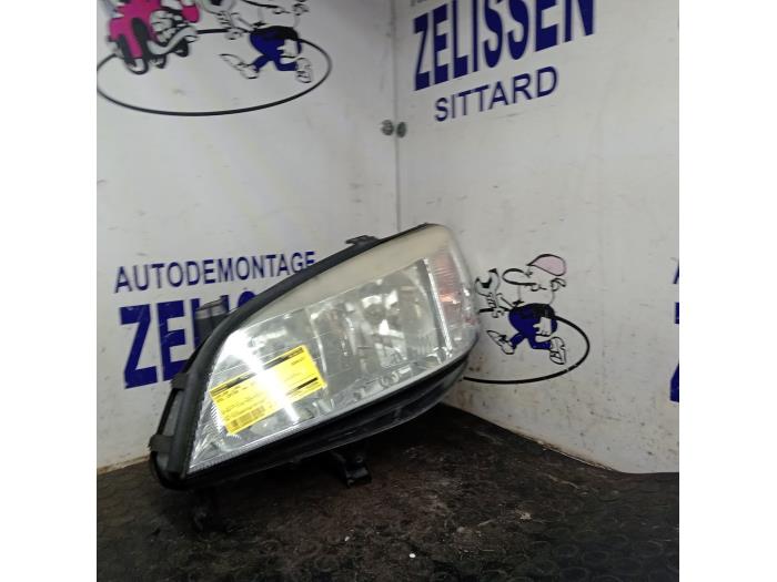 Używane Reflektor lewy Opel Zafira (F75) 1.8 16V Cena € 42,00 Procedura marży oferowane przez Zelissen V.O.F. autodemontage