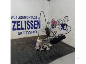 Gebrauchte Türschlossmechanik 2-türig rechts Toyota Aygo (B10) 1.0 12V VVT-i Preis € 31,50 Margenregelung angeboten von Zelissen V.O.F. autodemontage