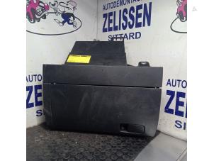 Usagé Boîte à gants Volkswagen Polo V (6R) 1.2 TDI 12V BlueMotion Prix € 47,25 Règlement à la marge proposé par Zelissen V.O.F. autodemontage