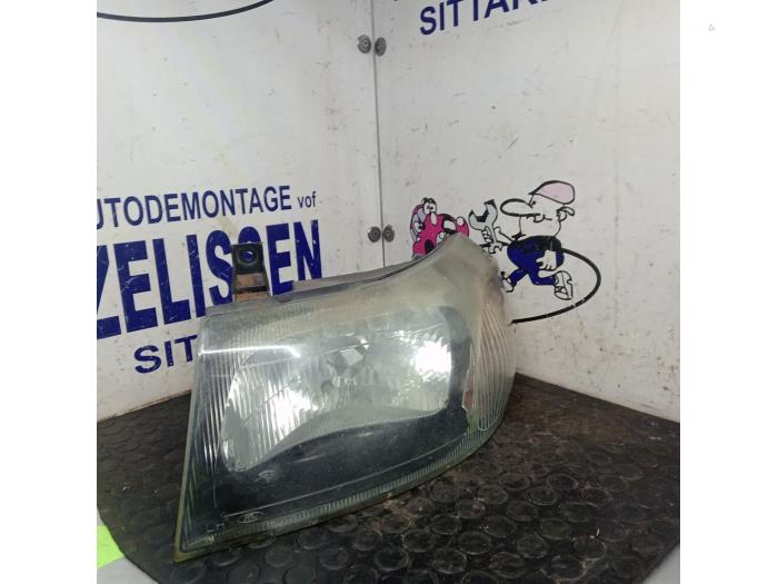 Używane Reflektor lewy Ford Transit 2.0 TDdi 16V 260S Cena € 63,00 Procedura marży oferowane przez Zelissen V.O.F. autodemontage