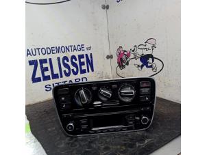 Używane Radioodtwarzacz CD Volkswagen Up! (121) 1.0 12V 75 Cena € 183,75 Procedura marży oferowane przez Zelissen V.O.F. autodemontage