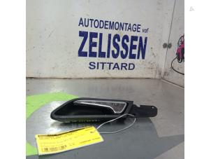 Używane Uchwyt drzwi lewych tylnych wersja 4-drzwiowa Mercedes B (W245,242) 1.7 B-170 16V Cena € 21,00 Procedura marży oferowane przez Zelissen V.O.F. autodemontage