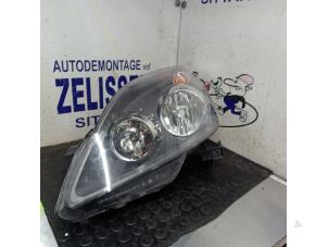 Używane Reflektor lewy Opel Zafira (M75) 2.2 16V Direct Ecotec Cena € 99,75 Procedura marży oferowane przez Zelissen V.O.F. autodemontage