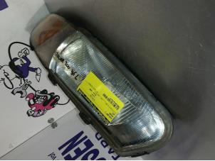Used Headlight, left Rover 200 Price on request offered by Zelissen V.O.F. autodemontage