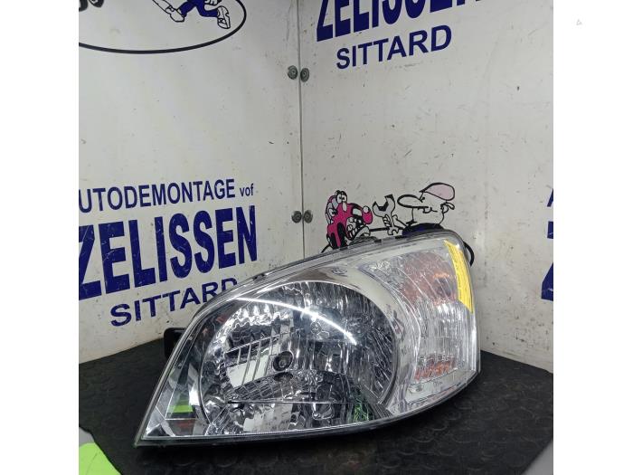 Używane Reflektor lewy Hyundai Getz 1.6i 16V Cena € 42,00 Procedura marży oferowane przez Zelissen V.O.F. autodemontage