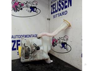Usagé Réservoir lave-glace avant Mercedes C-Klasse Prix € 26,25 Règlement à la marge proposé par Zelissen V.O.F. autodemontage