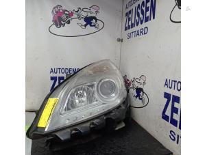 Używane Reflektor lewy Renault Scénic II (JM) 2.0 16V Cena € 78,75 Procedura marży oferowane przez Zelissen V.O.F. autodemontage