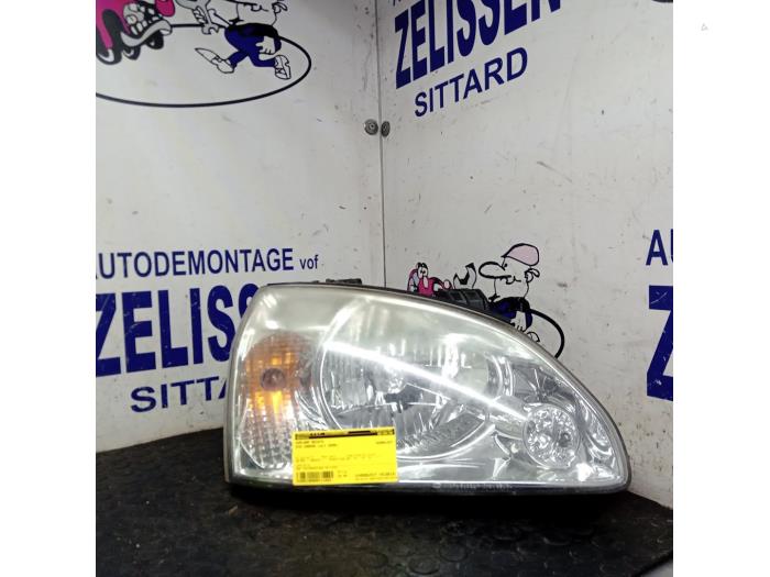 Używane Reflektor prawy Kia Carens II (FJ) 1.6i 16V Cena € 78,75 Procedura marży oferowane przez Zelissen V.O.F. autodemontage