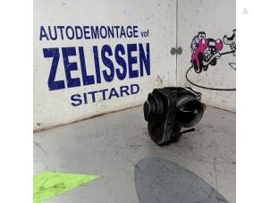 Usados Cuerpo de válvula de mariposa Volkswagen Caddy III (2KA,2KH,2CA,2CH) 2.0 SDI Precio € 47,25 Norma de margen ofrecido por Zelissen V.O.F. autodemontage