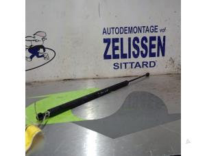 Używane Amortyzator gazowy lewy tyl Volkswagen Polo V (6R) 1.2 TDI 12V BlueMotion Cena € 10,50 Procedura marży oferowane przez Zelissen V.O.F. autodemontage