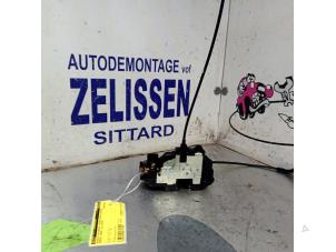 Usagé Serrure portière mécanique 4portes arrière droite Renault Modus/Grand Modus (JP) 1.2 16V Quickshift Prix € 42,00 Règlement à la marge proposé par Zelissen V.O.F. autodemontage