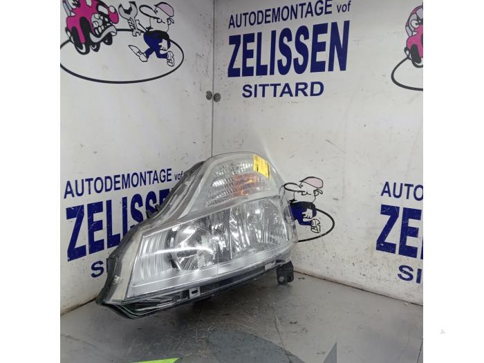 Używane Reflektor lewy Renault Modus/Grand Modus (JP) 1.2 16V Quickshift Cena € 131,25 Procedura marży oferowane przez Zelissen V.O.F. autodemontage