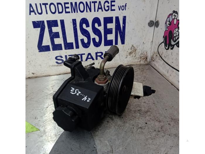 Power steering pump from a Mercedes-Benz CLK (W208) 2.0 200 16V 1999