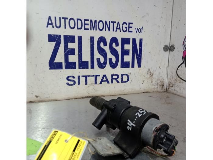 Usagé Pompe à eau Mercedes CLK (C208) 2.0 200 16V Prix € 26,25 Règlement à la marge proposé par Zelissen V.O.F. autodemontage
