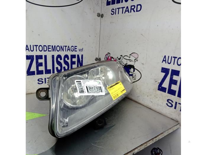 Headlight, left from a Audi A6 Avant (C6) 2.0 TDI 16V 2007