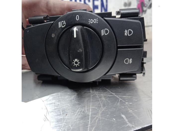 Używane Przelacznik swiatel BMW 1 serie (E87/87N) 118i 16V Cena € 31,50 Procedura marży oferowane przez Zelissen V.O.F. autodemontage
