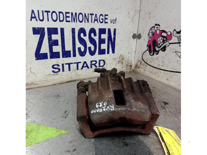 Begagnade Främre bromsok, höger Toyota Corolla (E11) 1.3 16V Pris € 42,00 Marginaltabell erbjuds av Zelissen V.O.F. autodemontage