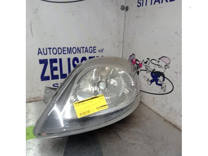 Używane Reflektor lewy Nissan Primastar 2.5 dCi 140 16V Cena € 42,00 Procedura marży oferowane przez Zelissen V.O.F. autodemontage