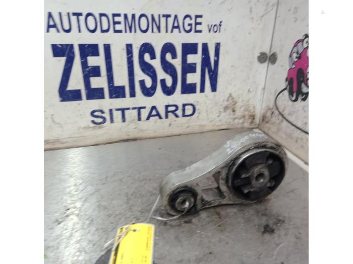 Used Engine mount Nissan Primastar 2.5 dCi 140 16V Price € 36,75 Margin scheme offered by Zelissen V.O.F. autodemontage