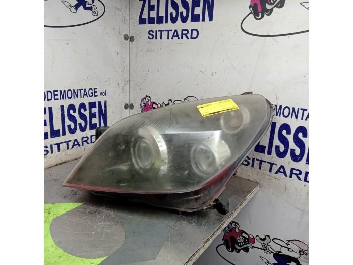Używane Reflektor lewy Opel Astra H (L48) 1.6 16V Twinport Cena € 99,75 Procedura marży oferowane przez Zelissen V.O.F. autodemontage