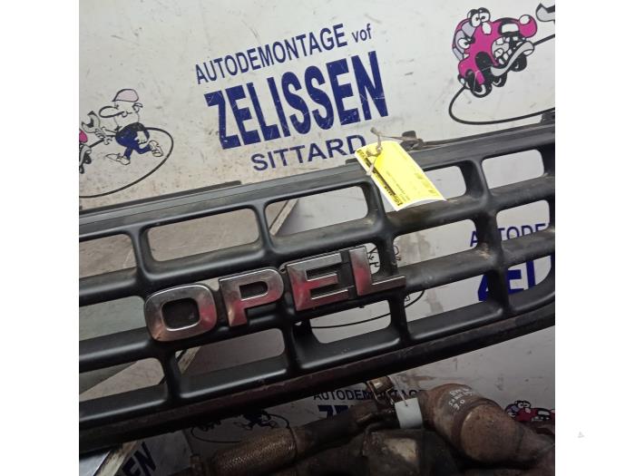 Używane Grill Opel Frontera (6B) 2.2i 16V Cena € 42,00 Procedura marży oferowane przez Zelissen V.O.F. autodemontage