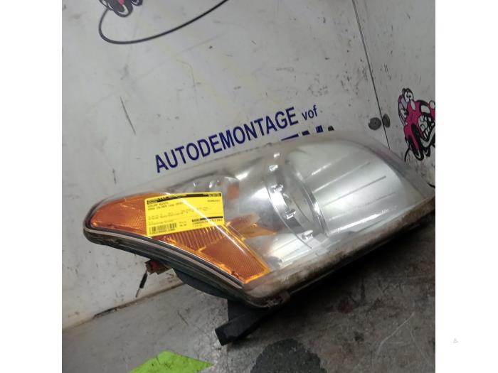 Używane Reflektor prawy Dodge Caliber 2.0 16V Cena € 99,75 Procedura marży oferowane przez Zelissen V.O.F. autodemontage