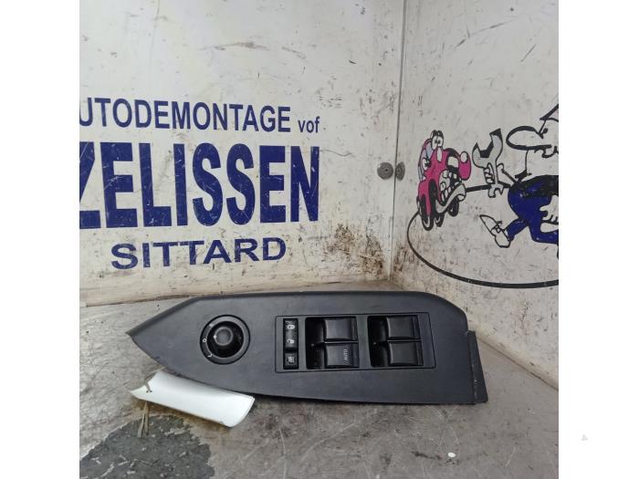 Usados Interruptor de ventanilla eléctrica Dodge Caliber 2.0 16V Precio € 52,50 Norma de margen ofrecido por Zelissen V.O.F. autodemontage
