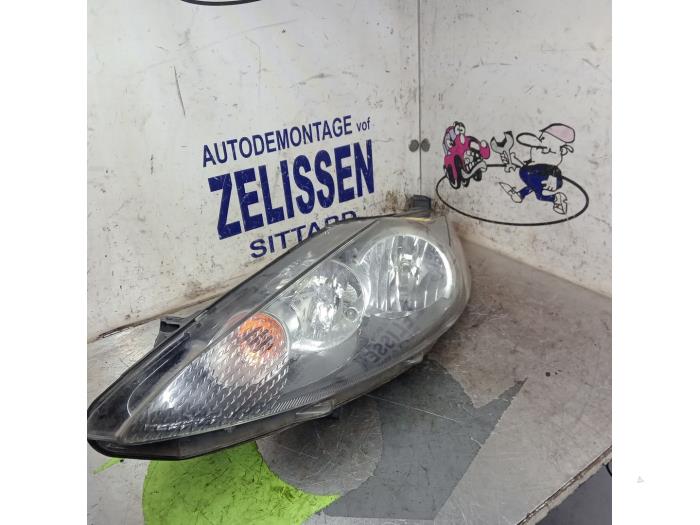 Używane Reflektor lewy Ford Fiesta 6 (JA8) 1.25 16V Cena € 99,75 Procedura marży oferowane przez Zelissen V.O.F. autodemontage