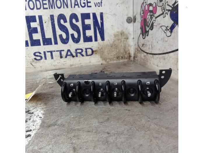 Usados Interruptor combinado de ventanillas BMW Mini (R50/53) 1.6 16V One Precio € 26,25 Norma de margen ofrecido por Zelissen V.O.F. autodemontage