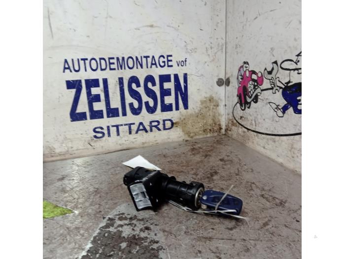 Używane Stacyjka + Kluczyk Fiat Stilo (192A/B) 2.4 20V Abarth 3-Drs. Cena € 31,50 Procedura marży oferowane przez Zelissen V.O.F. autodemontage